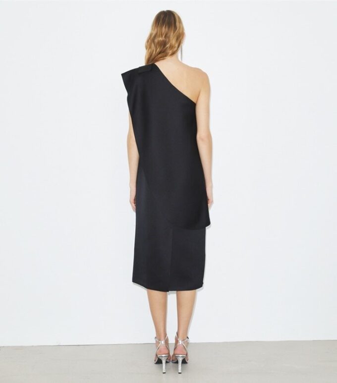 Abito con mantella in raso