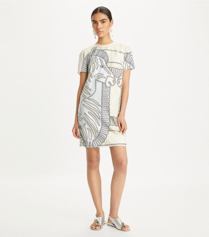 Abito T-shirt con stampa in seta sul davanti Abito T-shirt con stampa in seta sul davanti