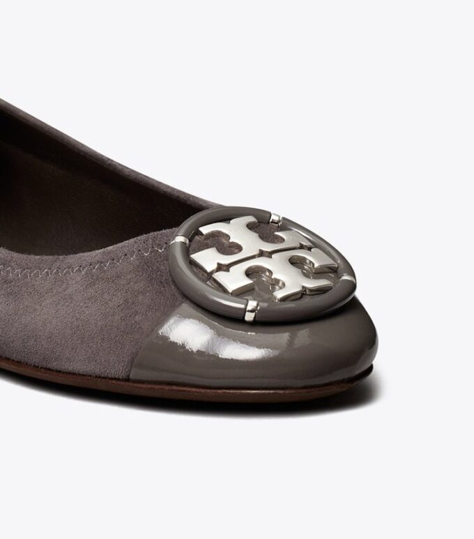 Ballerine con punta rinforzata e logo multiplo Ballerine con punta rinforzata e logo multiplo