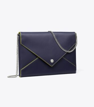 Borsa a busta con catena in pelle liscia