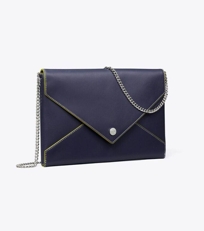 Borsa a busta con catena in pelle liscia