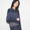 Borsa a busta con catena in pelle liscia