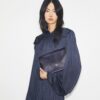 Borsa a busta con catena in pelle liscia