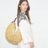 Borsa a palloncino in rafia con monogramma T Monogram Borsa a palloncino in rafia con monogramma T Monogram