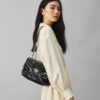 Borsa a tracolla convertibile piccola Kira Chevron Textured Borsa a tracolla convertibile piccola Kira Chevron Textured