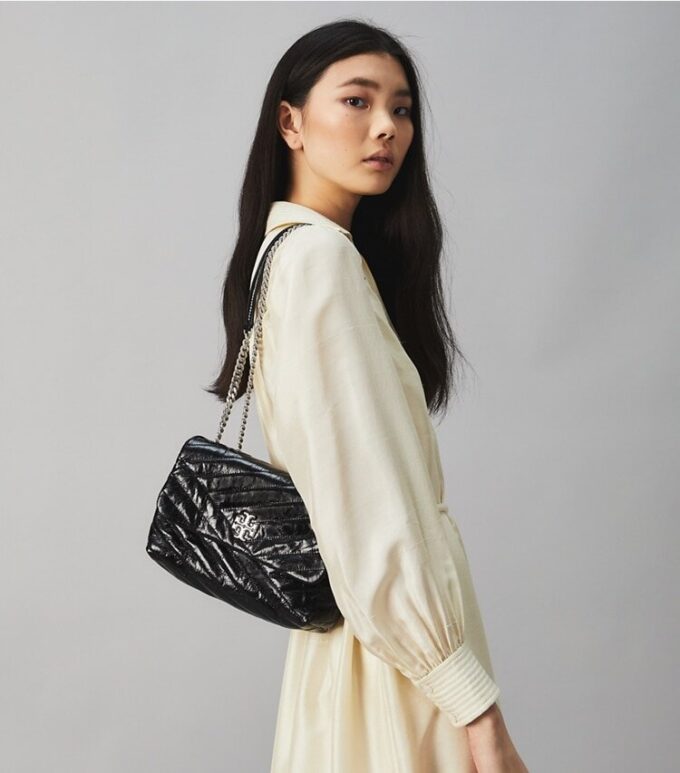 Borsa a tracolla convertibile piccola Kira Chevron Textured Borsa a tracolla convertibile piccola Kira Chevron Textured