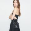 Borsa mini a secchiello con monogramma T Monogram in pelle martellata Borsa mini a secchiello con monogramma T Monogram in pelle martellata