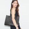 Borsa tote con monogramma T in rilievo