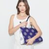 Borsa tote con monogramma T in rilievo a contrasto