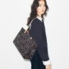 Borsa tote con monogramma T in rilievo a contrasto Borsa tote con monogramma T in rilievo a contrasto