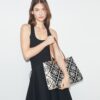Borsa tote con monogramma T in rilievo a contrasto