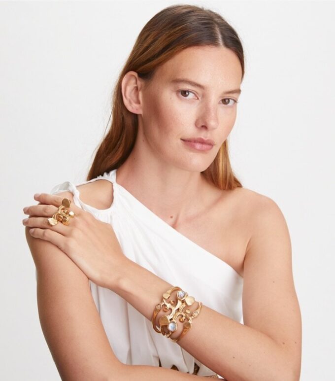Bracciale con logo brutalista Bracciale con logo brutalista