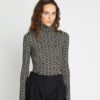 Camicia con collo alto in jersey stampato Camicia con collo alto in jersey stampato