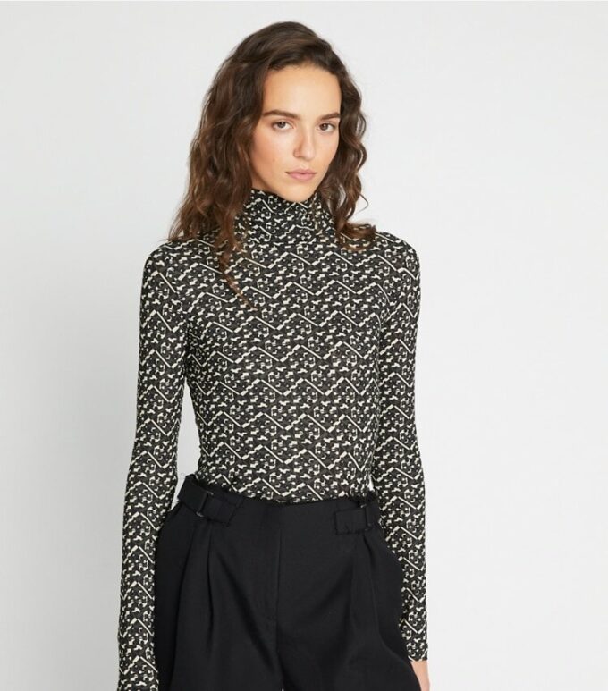 Camicia con collo alto in jersey stampato Camicia con collo alto in jersey stampato