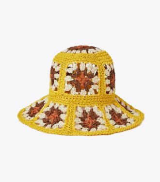 Cappello a secchiello in paglia con tesa corta lavorato all’uncinetto