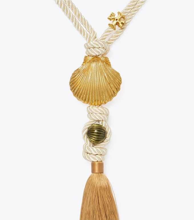 Collana con pendente a nappina in conchiglia