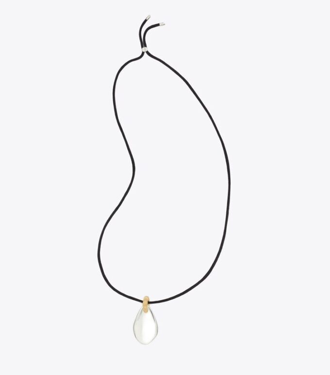 Collana con pendente grande traforato Collana con pendente grande traforato
