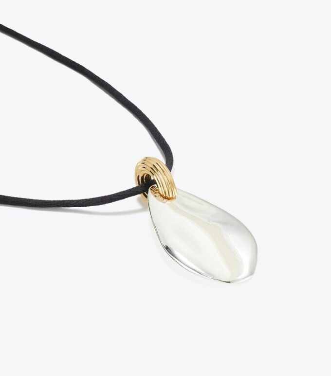 Collana con pendente grande traforato Collana con pendente grande traforato