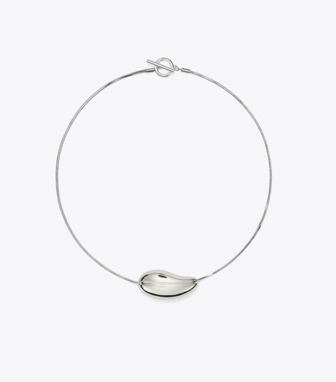 Collana con pendente traforato Collana con pendente traforato