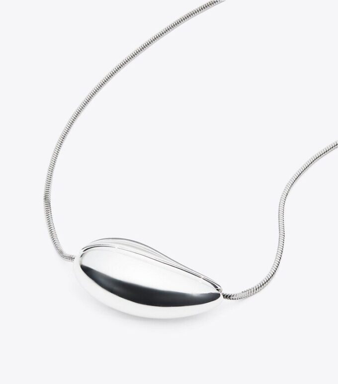 Collana con pendente traforato Collana con pendente traforato