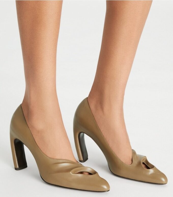 Décolleté scolpite con punta aperta
