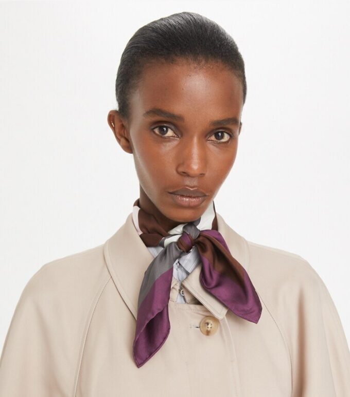 Foulard in seta con logo color block Foulard in seta con logo color block
