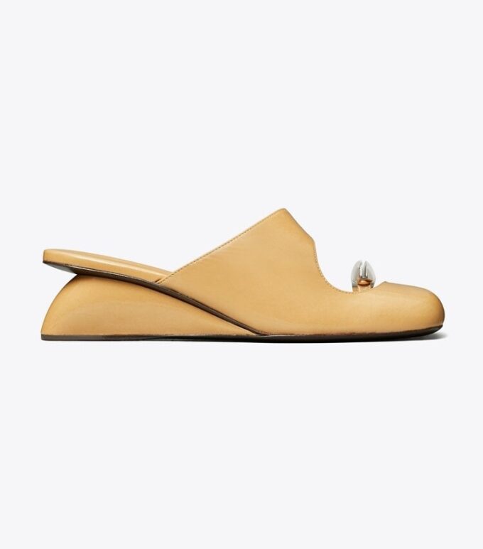 Mule con zeppa traforate Mule con zeppa traforate