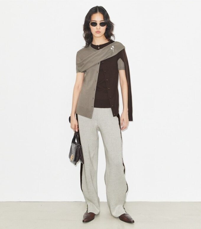 Cardigan in lana con spilla