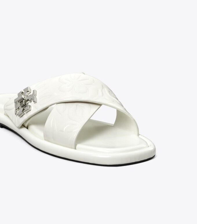 Sandali con cinturini incrociati e chiusura a girello Sandali con cinturini incrociati e chiusura a girello