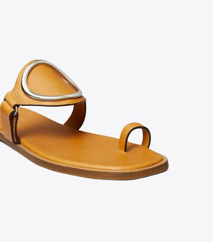 Sandalo con anello alla punta Sandalo con anello alla punta