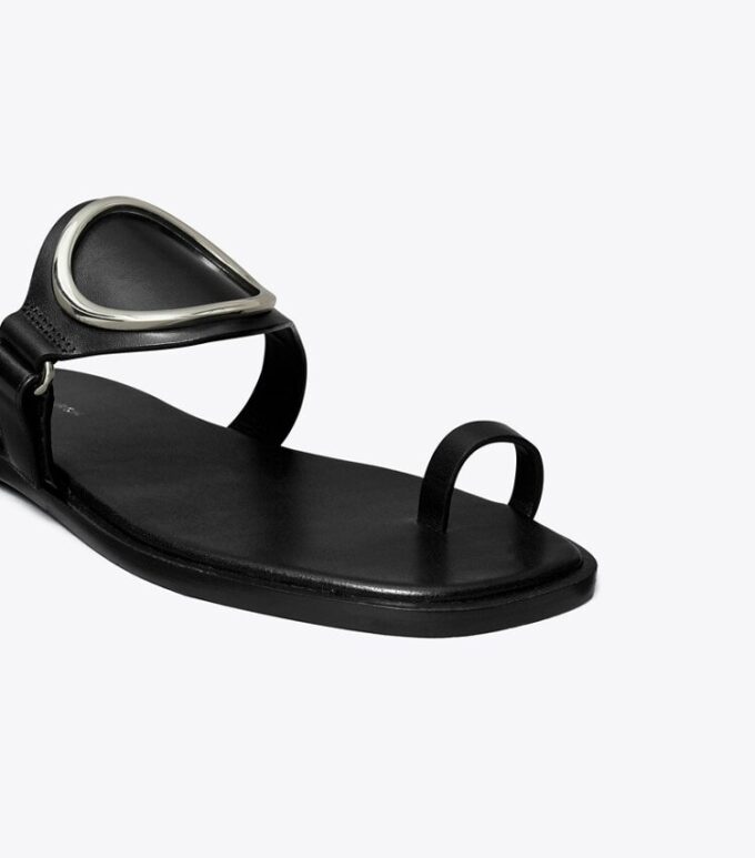 Sandalo con anello alla punta Sandalo con anello alla punta