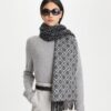 Sciarpa oblunga con T Monogram Sciarpa oblunga con T Monogram