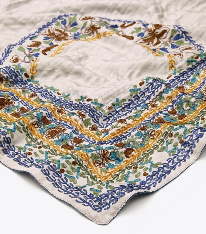 Sciarpa quadrata oversize ricamata con piatti in ceramica Sciarpa quadrata oversize ricamata con piatti in ceramica