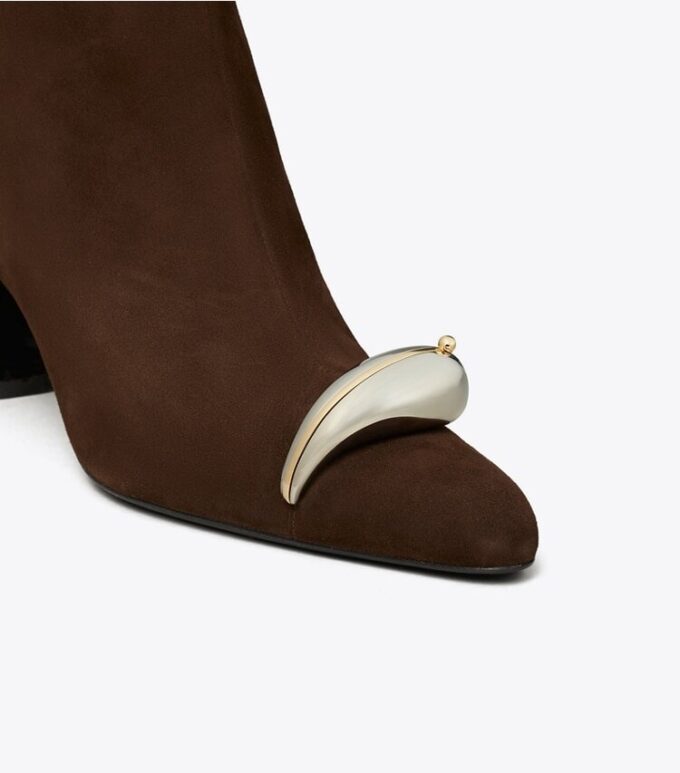 Stivaletto con tacco e punta Stivaletto con tacco e punta