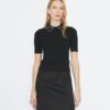 Top a maniche corte con collo decorato